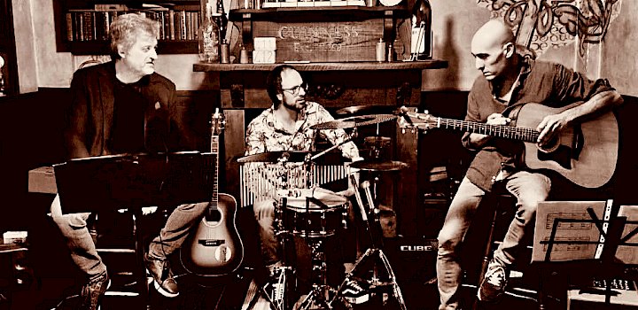 Gallery Douglas Acoustic Trio - 6fbe164d 16e0 435b B5dc 5fffd6155327